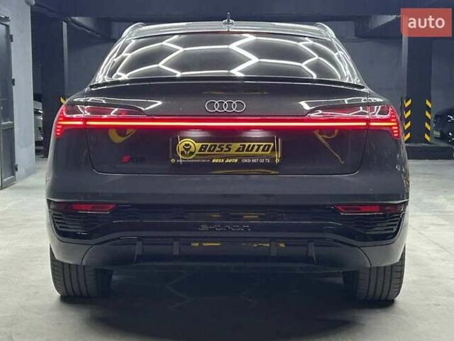 Сірий Ауді Q8 e-tron, об'ємом двигуна 0 л та пробігом 26 тис. км за 69500 $, фото 4 на Automoto.ua