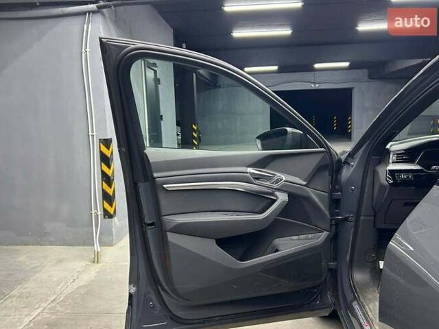 Сірий Ауді Q8 e-tron, об'ємом двигуна 0 л та пробігом 26 тис. км за 69500 $, фото 7 на Automoto.ua