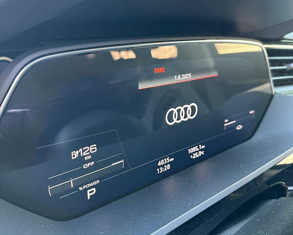 Серый Ауди Q8 e-tron, объемом двигателя 0 л и пробегом 4 тыс. км за 50999 $, фото 29 на Automoto.ua