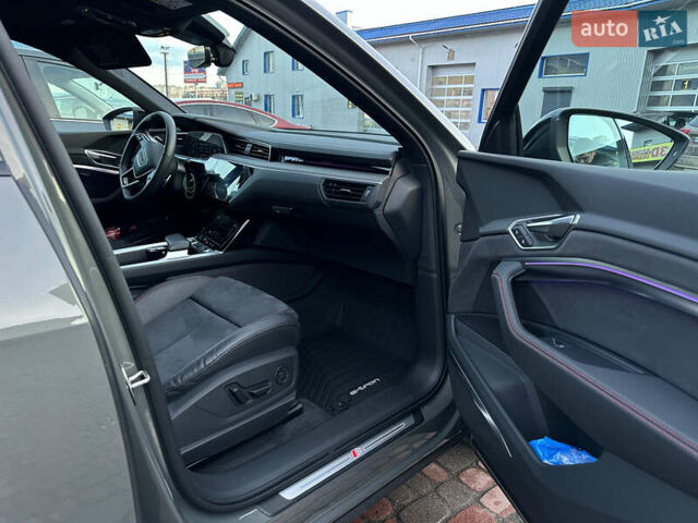 Сірий Ауді Q8 e-tron, об'ємом двигуна 0 л та пробігом 41 тис. км за 64000 $, фото 32 на Automoto.ua