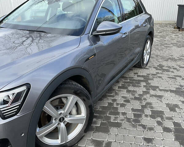 Серый Ауди Q8 e-tron, объемом двигателя 0 л и пробегом 25 тыс. км за 38200 $, фото 10 на Automoto.ua