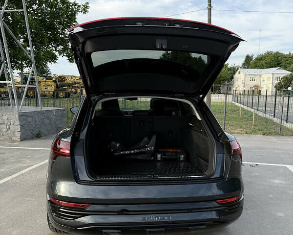 Сірий Ауді Q8 e-tron, об'ємом двигуна 0 л та пробігом 25 тис. км за 54000 $, фото 37 на Automoto.ua