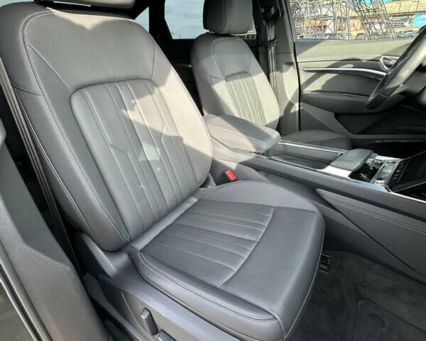 Сірий Ауді Q8 e-tron, об'ємом двигуна 0 л та пробігом 16 тис. км за 47500 $, фото 40 на Automoto.ua