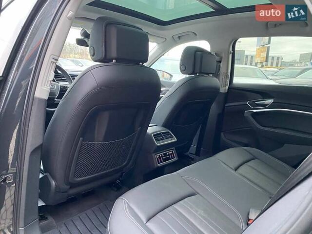 Сірий Ауді Q8 e-tron, об'ємом двигуна 0 л та пробігом 31 тис. км за 42300 $, фото 20 на Automoto.ua