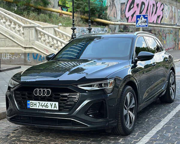Серый Ауди Q8 e-tron, объемом двигателя 0 л и пробегом 4 тыс. км за 50999 $, фото 16 на Automoto.ua