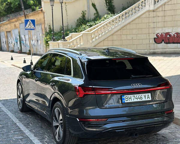 Серый Ауди Q8 e-tron, объемом двигателя 0 л и пробегом 4 тыс. км за 50999 $, фото 8 на Automoto.ua