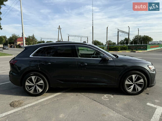 Сірий Ауді Q8 e-tron, об'ємом двигуна 0 л та пробігом 25 тис. км за 54000 $, фото 13 на Automoto.ua