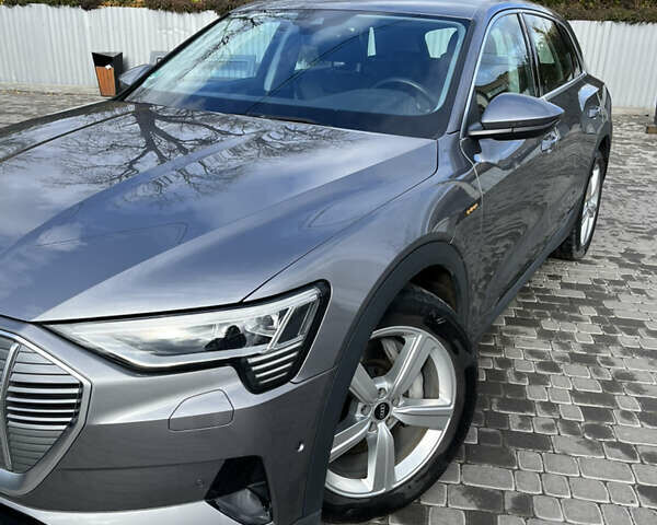 Серый Ауди Q8 e-tron, объемом двигателя 0 л и пробегом 25 тыс. км за 38200 $, фото 2 на Automoto.ua