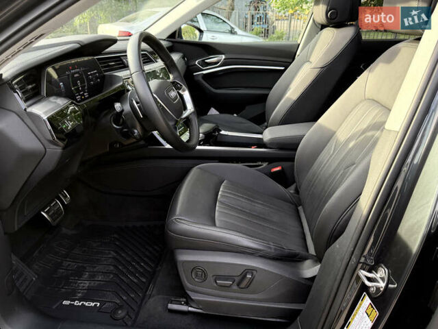 Сірий Ауді Q8 e-tron, об'ємом двигуна 0 л та пробігом 25 тис. км за 54000 $, фото 33 на Automoto.ua