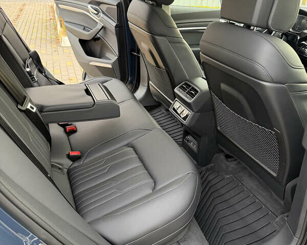 Серый Ауди Q8 e-tron, объемом двигателя 0 л и пробегом 33 тыс. км за 59000 $, фото 9 на Automoto.ua