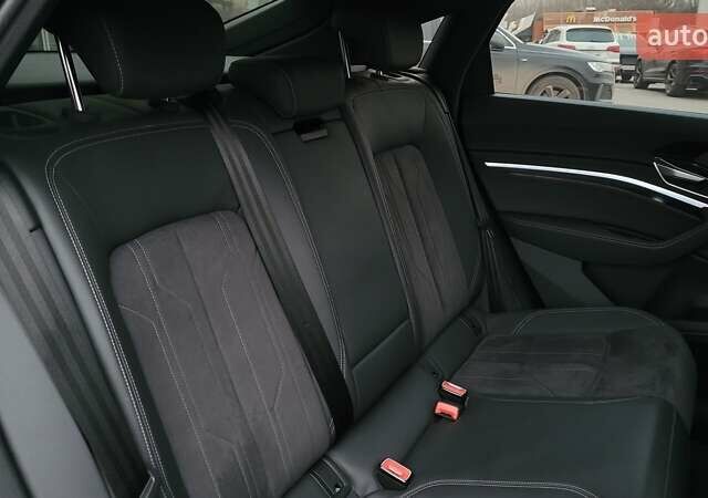 Сірий Ауді Q8 e-tron, об'ємом двигуна 0 л та пробігом 34 тис. км за 65000 $, фото 32 на Automoto.ua