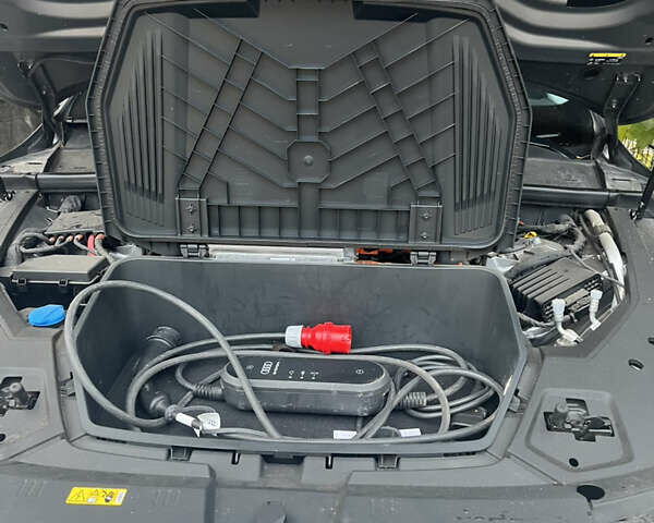 Серый Ауди Q8 e-tron, объемом двигателя 0 л и пробегом 25 тыс. км за 38200 $, фото 29 на Automoto.ua