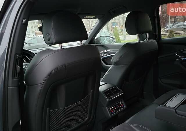 Сірий Ауді Q8 e-tron, об'ємом двигуна 0 л та пробігом 34 тис. км за 65000 $, фото 26 на Automoto.ua