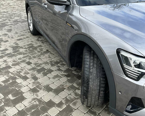 Серый Ауди Q8 e-tron, объемом двигателя 0 л и пробегом 25 тыс. км за 38200 $, фото 12 на Automoto.ua