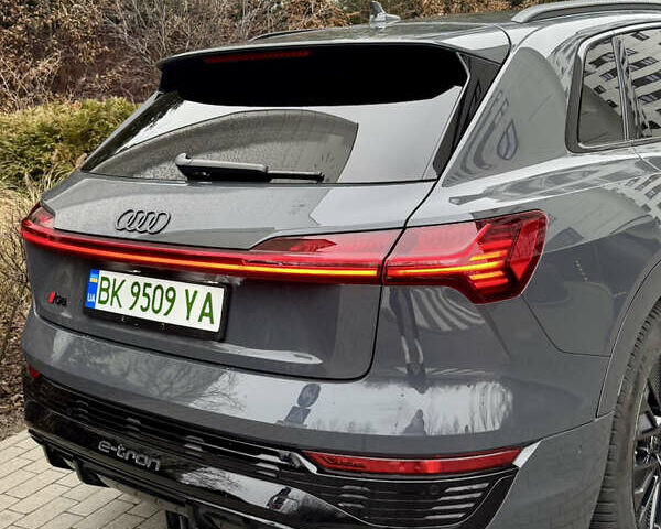 Серый Ауди Q8 e-tron, объемом двигателя 0 л и пробегом 21 тыс. км за 56500 $, фото 14 на Automoto.ua