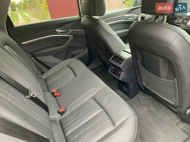 Серый Ауди Q8 e-tron, объемом двигателя 0 л и пробегом 1 тыс. км за 59800 $, фото 16 на Automoto.ua