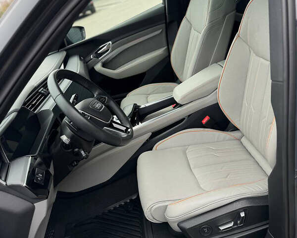 Серый Ауди Q8 e-tron, объемом двигателя 0 л и пробегом 21 тыс. км за 56500 $, фото 30 на Automoto.ua