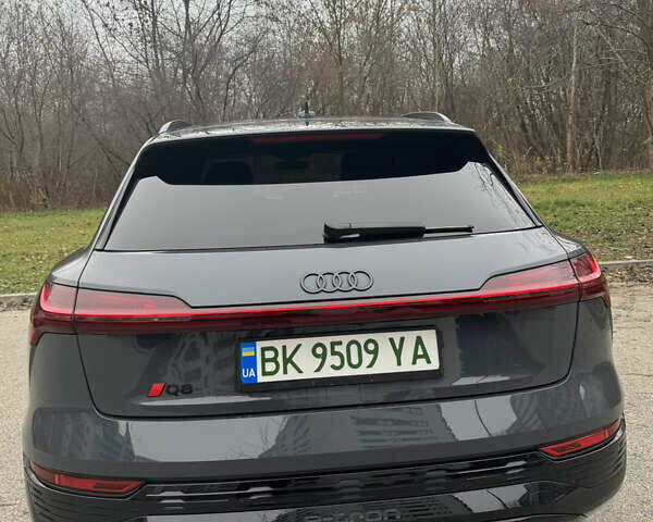 Серый Ауди Q8 e-tron, объемом двигателя 0 л и пробегом 21 тыс. км за 56500 $, фото 10 на Automoto.ua
