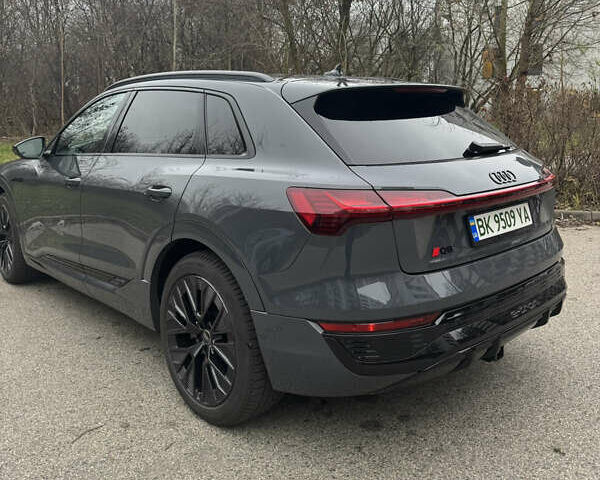 Серый Ауди Q8 e-tron, объемом двигателя 0 л и пробегом 21 тыс. км за 56500 $, фото 5 на Automoto.ua