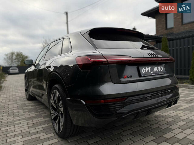 Ауди Q8 e-tron 2024 в Киеве на Automoto.ua Серый Ауди Q8 e-tron, объемом двигателя 0 л и пробегом 8 тыс. км за 62800 $, фото 1 на Automoto.ua