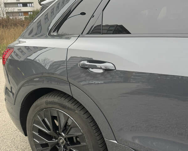 Серый Ауди Q8 e-tron, объемом двигателя 0 л и пробегом 21 тыс. км за 56500 $, фото 20 на Automoto.ua