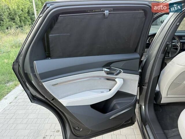 Серый Ауди Q8 e-tron, объемом двигателя 0 л и пробегом 15 тыс. км за 56500 $, фото 44 на Automoto.ua