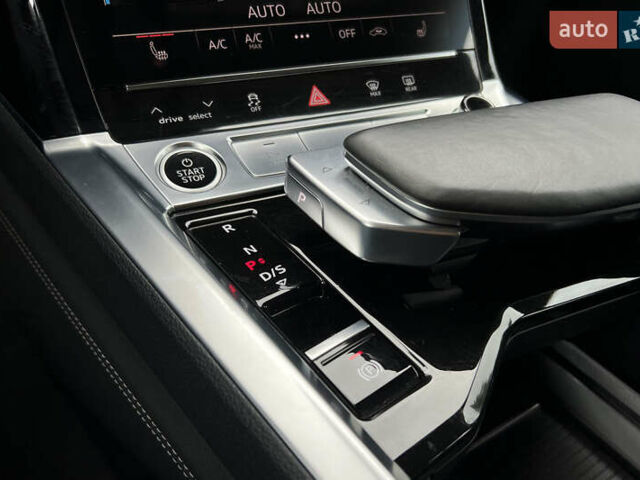 Серый Ауди Q8 e-tron, объемом двигателя 0 л и пробегом 20 тыс. км за 53900 $, фото 17 на Automoto.ua