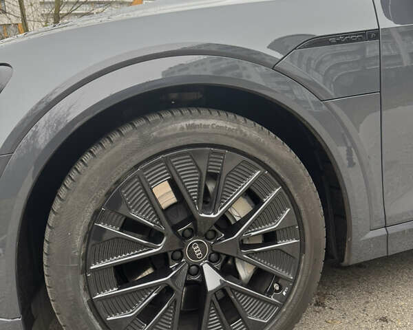 Серый Ауди Q8 e-tron, объемом двигателя 0 л и пробегом 21 тыс. км за 56500 $, фото 18 на Automoto.ua