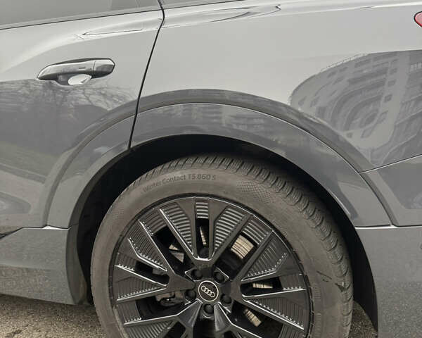 Серый Ауди Q8 e-tron, объемом двигателя 0 л и пробегом 21 тыс. км за 56500 $, фото 19 на Automoto.ua