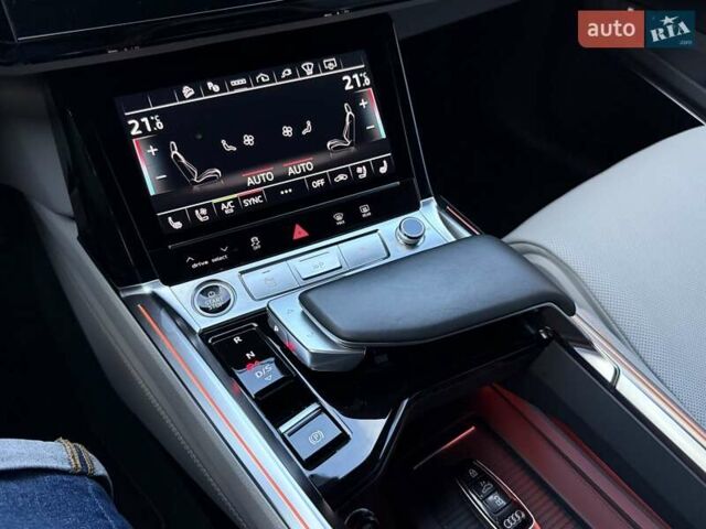 Серый Ауди Q8 e-tron, объемом двигателя 0 л и пробегом 15 тыс. км за 56500 $, фото 29 на Automoto.ua