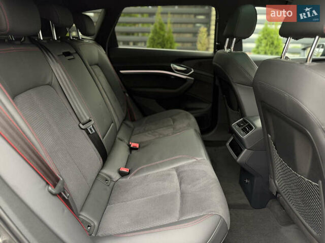 Ауди Q8 e-tron 2024 в Киеве на Automoto.ua Серый Ауди Q8 e-tron, объемом двигателя 0 л и пробегом 8 тыс. км за 62800 $, фото 12 на Automoto.ua