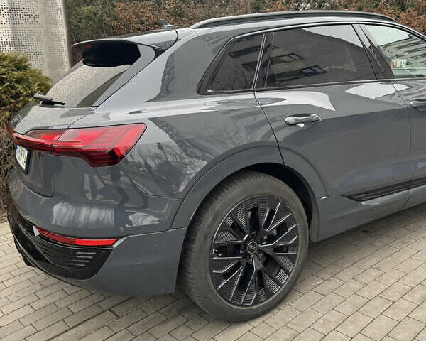 Серый Ауди Q8 e-tron, объемом двигателя 0 л и пробегом 21 тыс. км за 56500 $, фото 3 на Automoto.ua