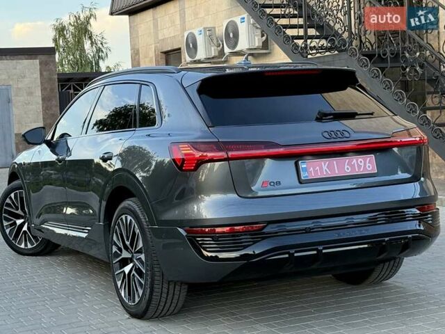 Серый Ауди Q8 e-tron, объемом двигателя 0 л и пробегом 15 тыс. км за 56500 $, фото 4 на Automoto.ua