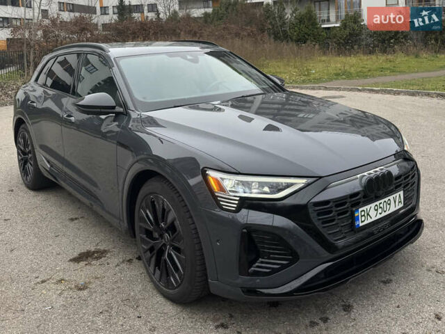 Серый Ауди Q8 e-tron, объемом двигателя 0 л и пробегом 21 тыс. км за 56500 $, фото 4 на Automoto.ua