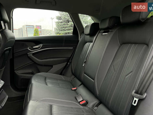 Серый Ауди Q8 e-tron, объемом двигателя 0 л и пробегом 20 тыс. км за 53900 $, фото 23 на Automoto.ua