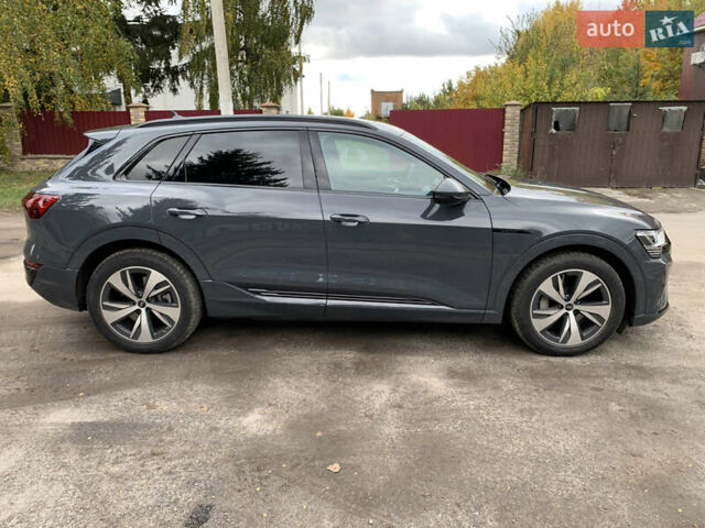 Сірий Ауді Q8 e-tron, об'ємом двигуна 0 л та пробігом 1 тис. км за 65500 $, фото 1 на Automoto.ua