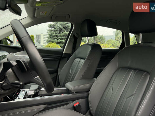 Серый Ауди Q8 e-tron, объемом двигателя 0 л и пробегом 20 тыс. км за 53900 $, фото 8 на Automoto.ua