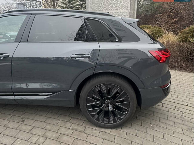 Серый Ауди Q8 e-tron, объемом двигателя 0 л и пробегом 21 тыс. км за 56500 $, фото 13 на Automoto.ua