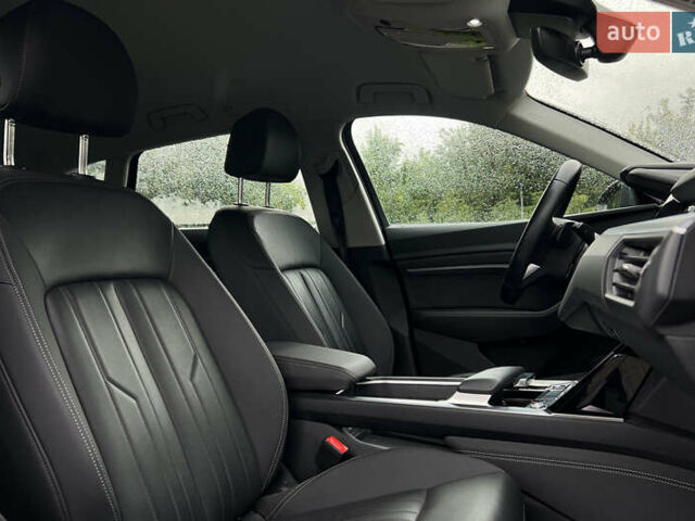 Серый Ауди Q8 e-tron, объемом двигателя 0 л и пробегом 20 тыс. км за 53900 $, фото 20 на Automoto.ua