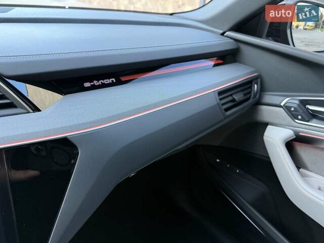 Серый Ауди Q8 e-tron, объемом двигателя 0 л и пробегом 15 тыс. км за 56500 $, фото 30 на Automoto.ua