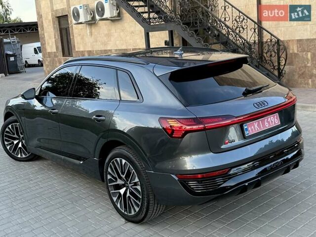 Серый Ауди Q8 e-tron, объемом двигателя 0 л и пробегом 15 тыс. км за 56500 $, фото 3 на Automoto.ua