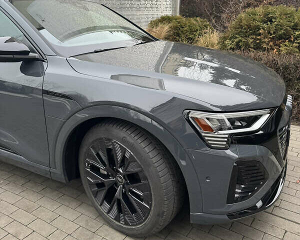 Серый Ауди Q8 e-tron, объемом двигателя 0 л и пробегом 21 тыс. км за 56500 $, фото 15 на Automoto.ua