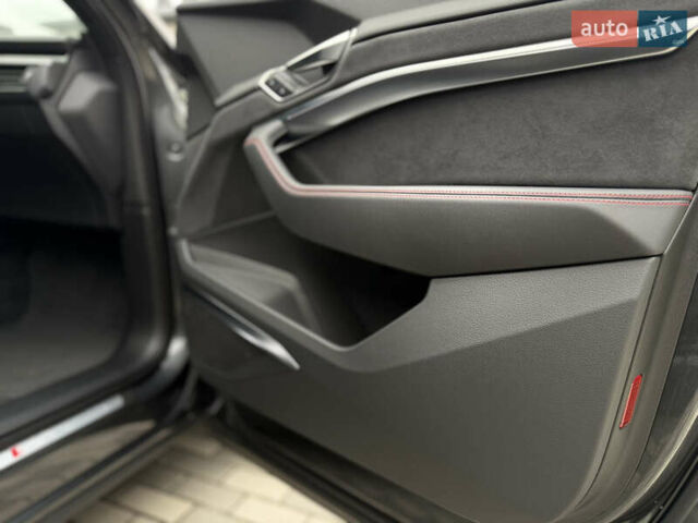 Ауди Q8 e-tron 2024 в Киеве на Automoto.ua Серый Ауди Q8 e-tron, объемом двигателя 0 л и пробегом 8 тыс. км за 62800 $, фото 14 на Automoto.ua