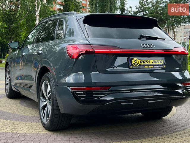 Сірий Ауді Q8 e-tron, об'ємом двигуна 0 л та пробігом 1 тис. км за 50900 $, фото 4 на Automoto.ua