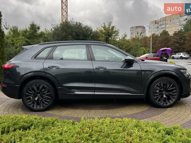 Серый Ауди Q8 e-tron, объемом двигателя 0 л и пробегом 20 тыс. км за 53900 $, фото 7 на Automoto.ua