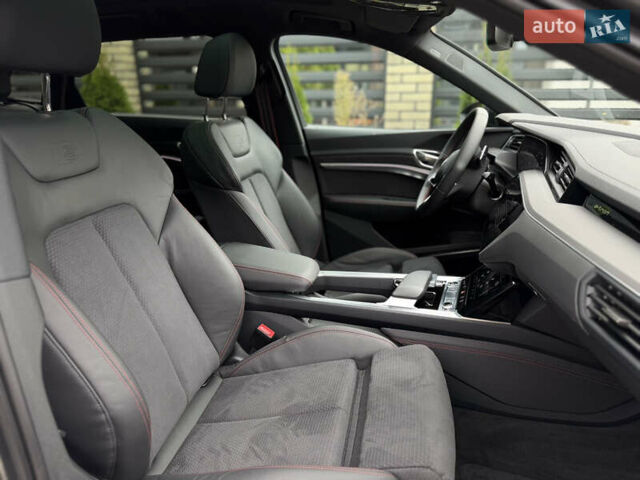 Ауди Q8 e-tron 2024 в Киеве на Automoto.ua Серый Ауди Q8 e-tron, объемом двигателя 0 л и пробегом 8 тыс. км за 62800 $, фото 8 на Automoto.ua