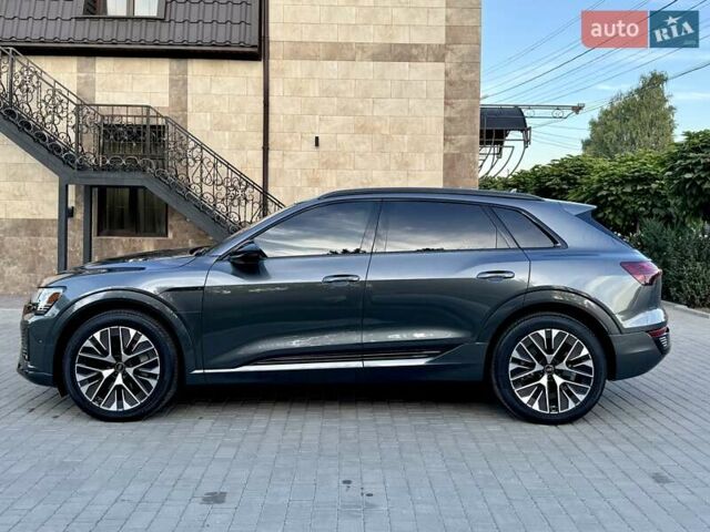 Серый Ауди Q8 e-tron, объемом двигателя 0 л и пробегом 15 тыс. км за 56500 $, фото 8 на Automoto.ua