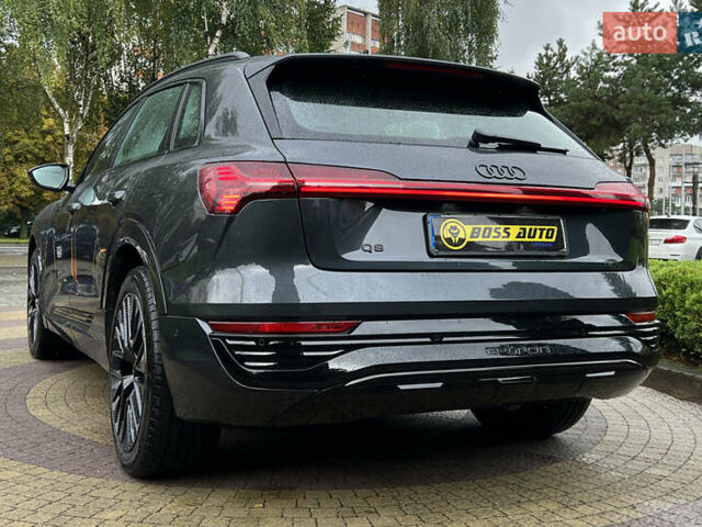 Серый Ауди Q8 e-tron, объемом двигателя 0 л и пробегом 20 тыс. км за 53900 $, фото 4 на Automoto.ua