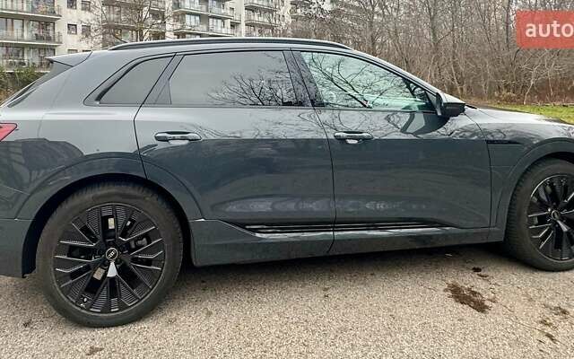 Серый Ауди Q8 e-tron, объемом двигателя 0 л и пробегом 21 тыс. км за 56500 $, фото 17 на Automoto.ua