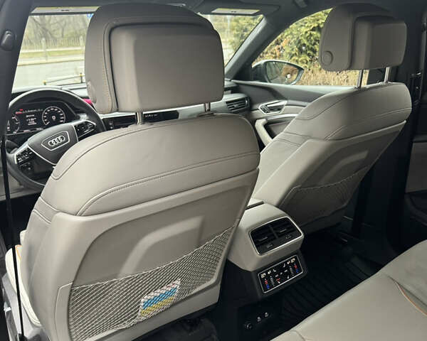 Серый Ауди Q8 e-tron, объемом двигателя 0 л и пробегом 21 тыс. км за 56500 $, фото 33 на Automoto.ua